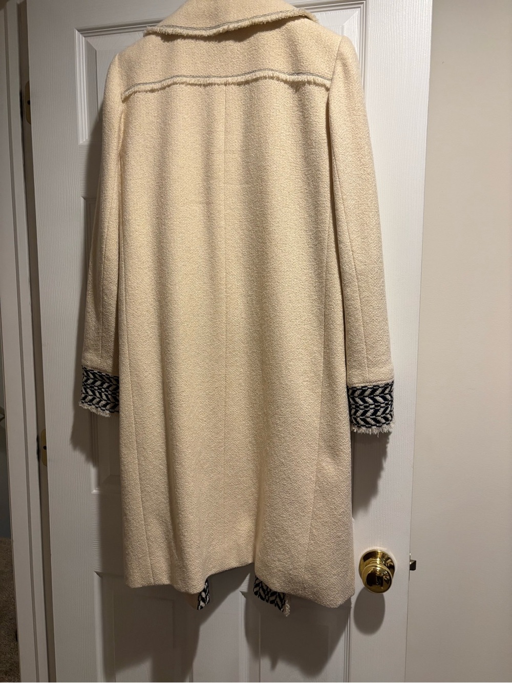 Beautiful Vintage CHANEL Cream Bouclé Coat Herringbone Trim - Picture 9 of 15